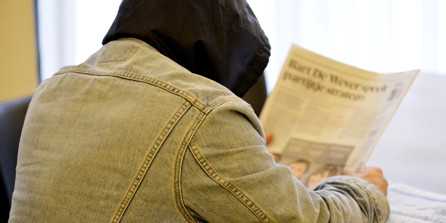 Dakloze man leest de krant. Dakloze man leest de krant.