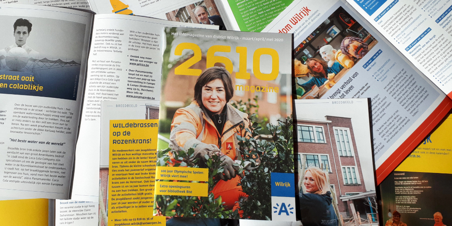 De eerste editie van het 2610-Magazine bovenop verschillende opengespreide exemplaren.