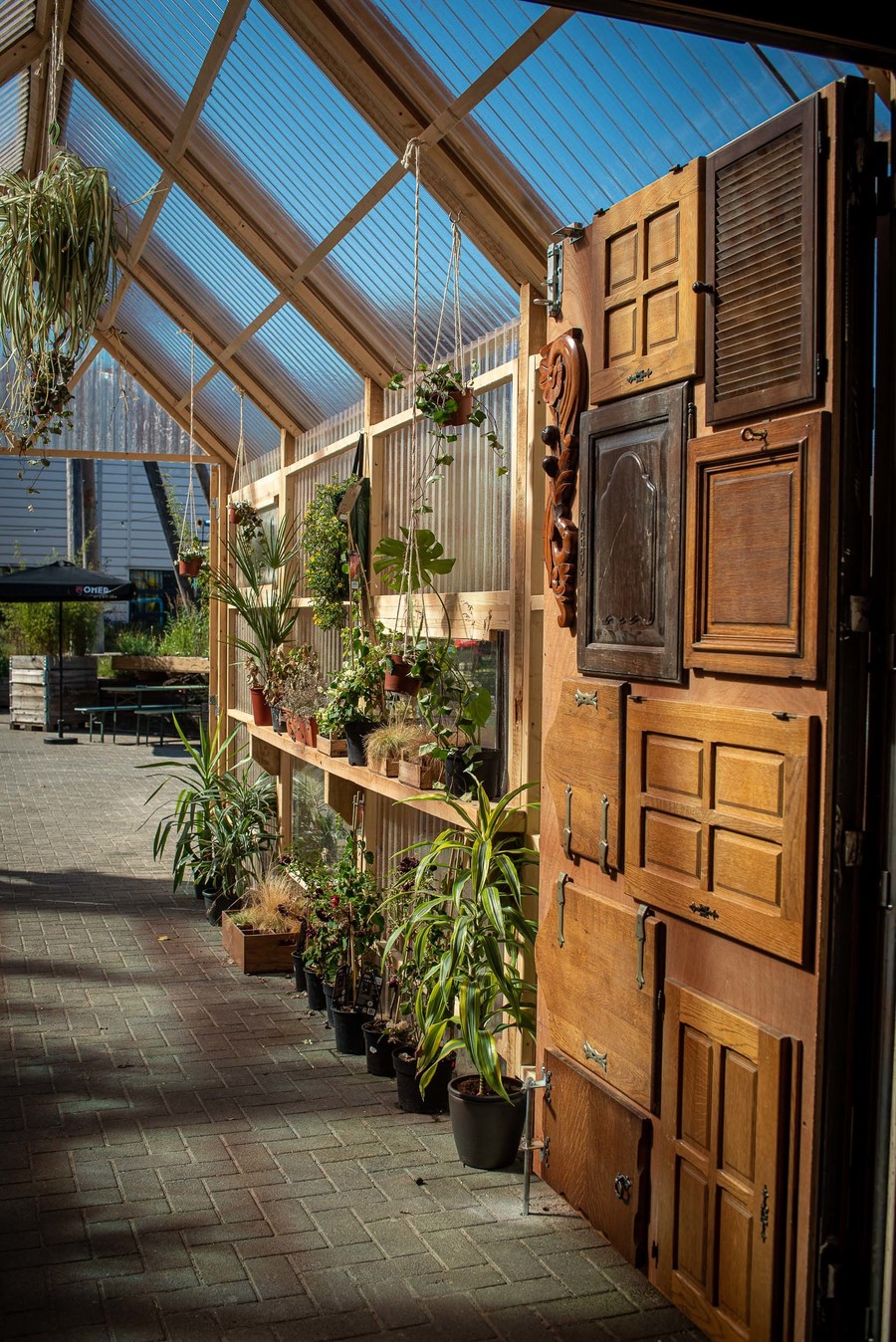 Ingang met houten kasten en planten