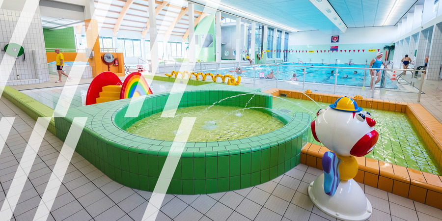 Overzichtsfoto van de baden in zwembad Sorghvliedt met op de voorgrond het peuterplonsbad Overzichtsfoto van de baden in zwembad Sorghvliedt met op de voorgrond het peuterplonsbad