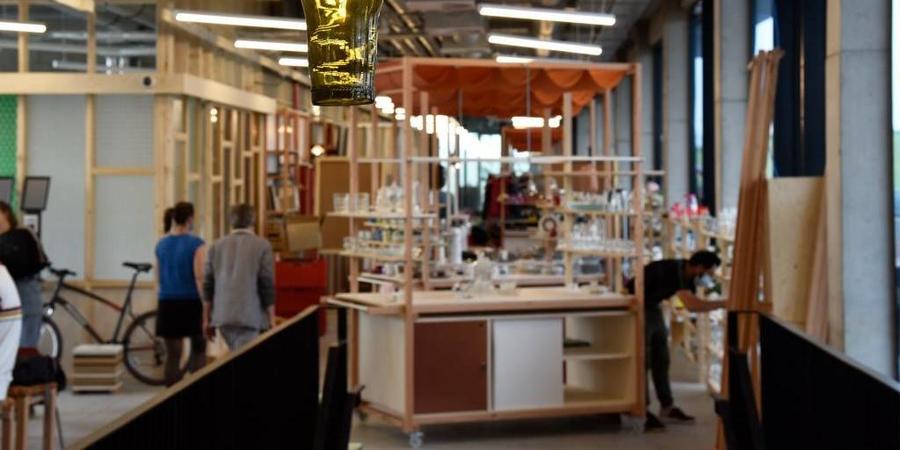Verschillende mensen wandelen door een ruimte met meubels en andere producten. Verschillende mensen wandelen door een ruimte met meubels en andere producten.