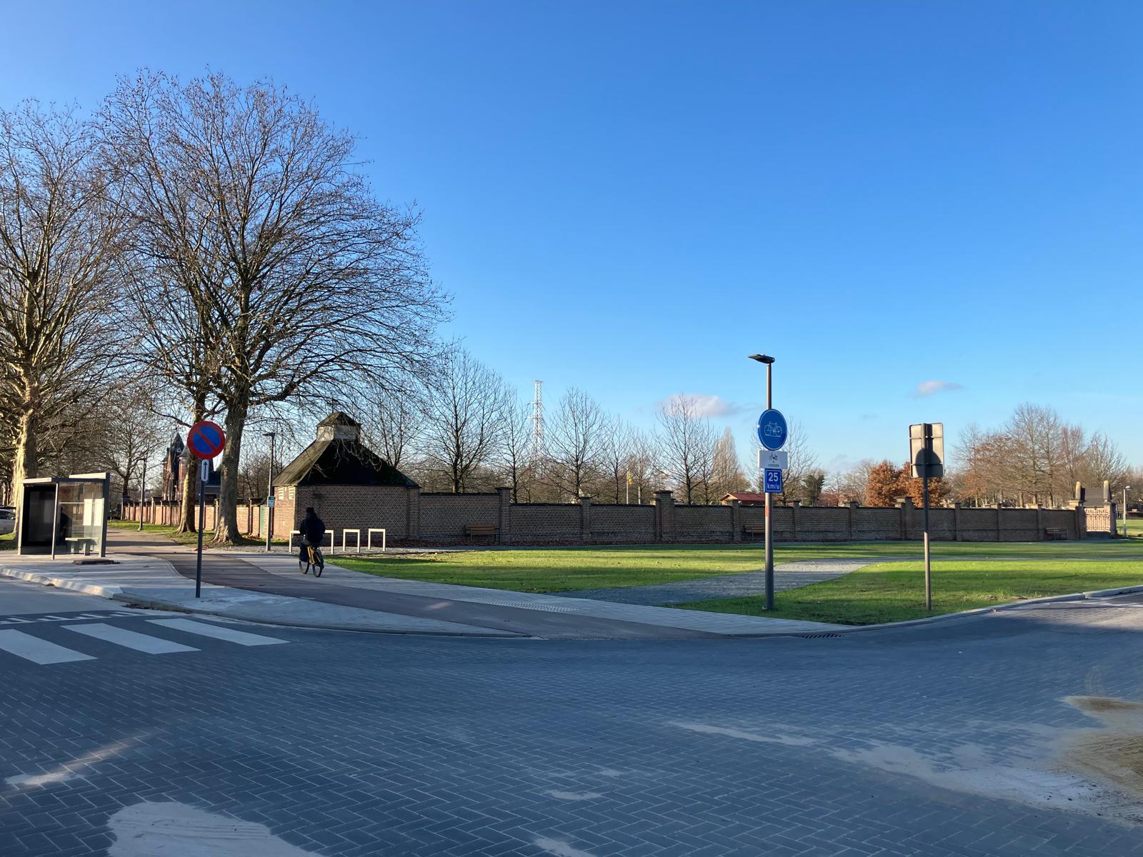 Zicht op het nieuwe kruispunt gekeken vanuit Driehoekstraat richting begraafplaats. Zicht op het nieuwe kruispunt gekeken vanuit Driehoekstraat richting begraafplaats.