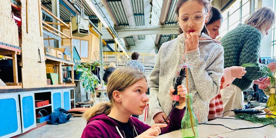 Kinderen knutselen met afval bij Stormkop