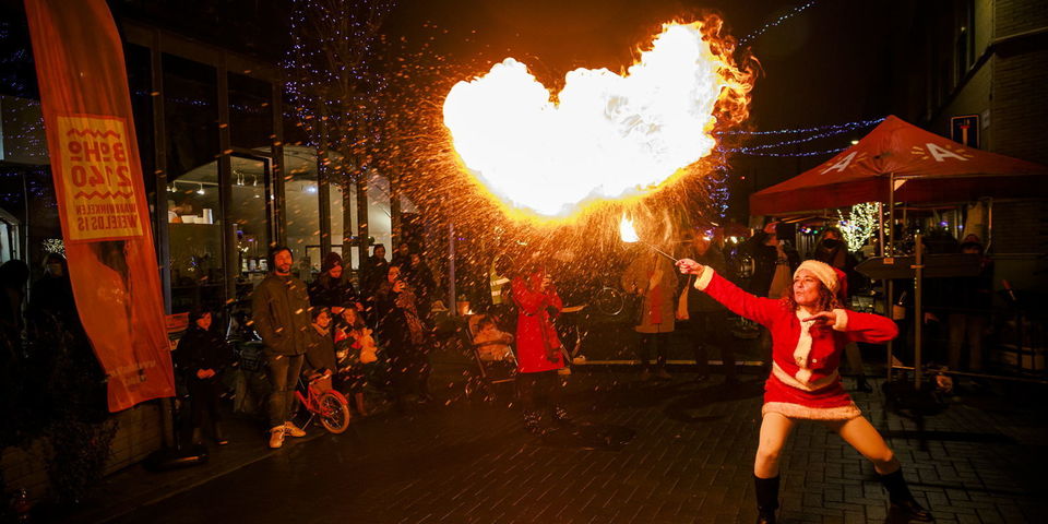 foto vuurspuwer winterfeest met warmte gezelligheid en vuur tijdens kerstmis en feestdagen in Borgerhout foto vuurspuwer winterfeest met warmte gezelligheid en vuur tijdens kerstmis en feestdagen in Borgerhout