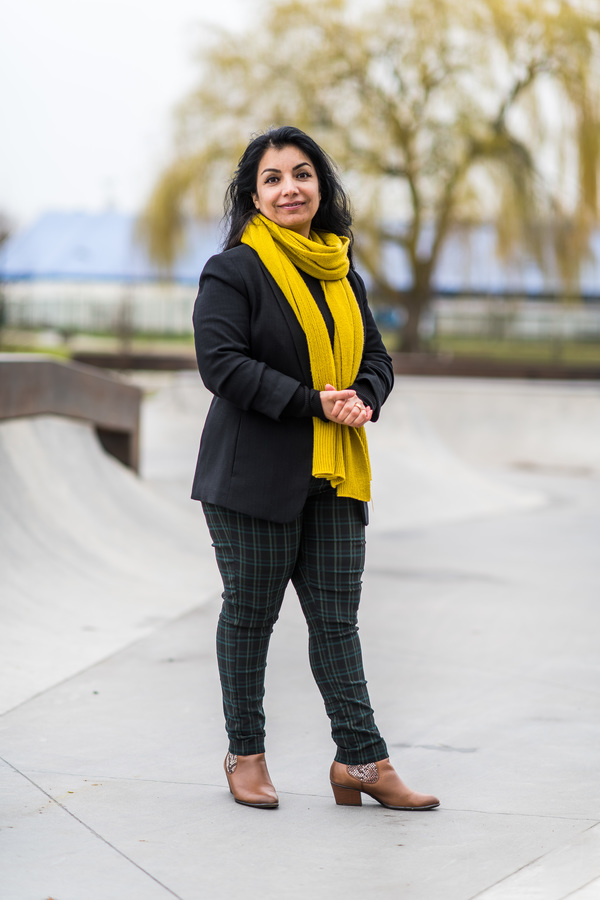 Marzia poseert op een vlak gedeelte van een betonnen skatepark