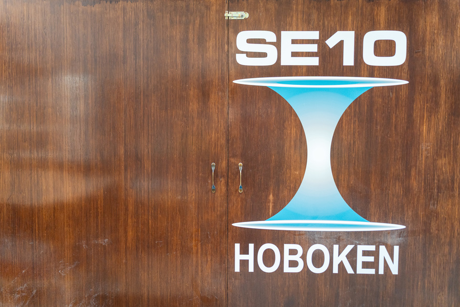 Kast met sticker met vermelding 'SE10 Hoboken'.