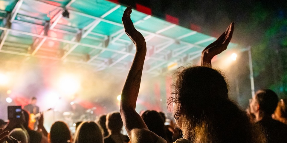 Menigte kijkt naar het podium