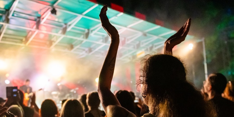 Menigte kijkt naar het podium