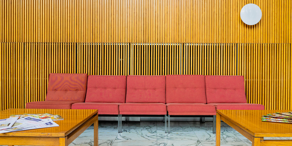 Zetel en houten bekleding muren