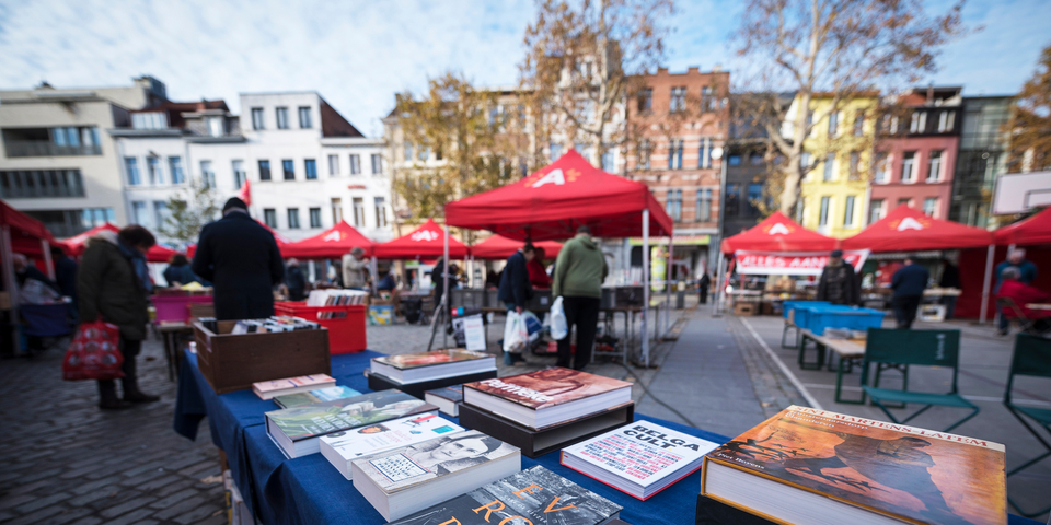 Foto van de strip & boekenmarkt op het De Conickplein. November 2018.