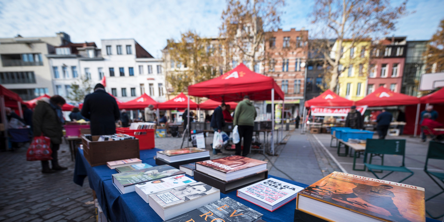 Foto van de strip & boekenmarkt op het De Conickplein. November 2018. Foto van de strip & boekenmarkt op het De Conickplein. November 2018.