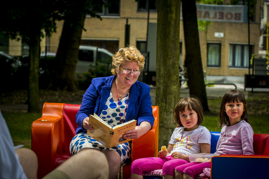 Vrouw leest voor