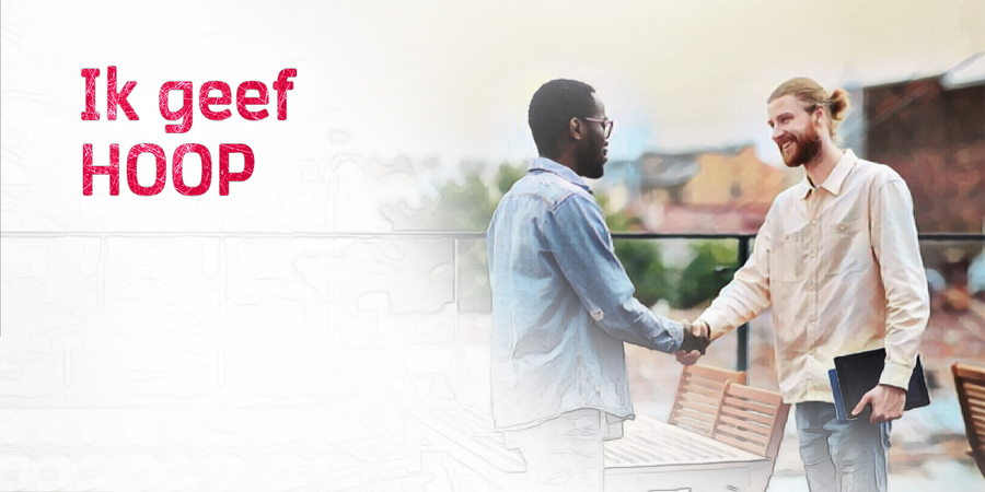 Hulpverlener en klant in gesprek en geven elkaar een handdruk.