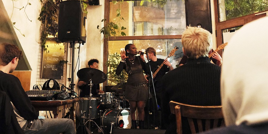 Café Overlast, Mimi Waterfall