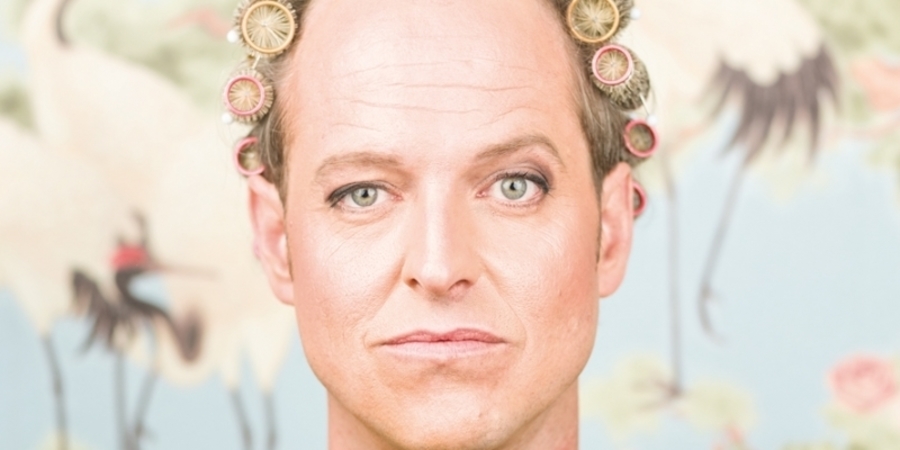 Bas Birker met make-up op en krulspelden in Bas Birker met make-up op en krulspelden in
