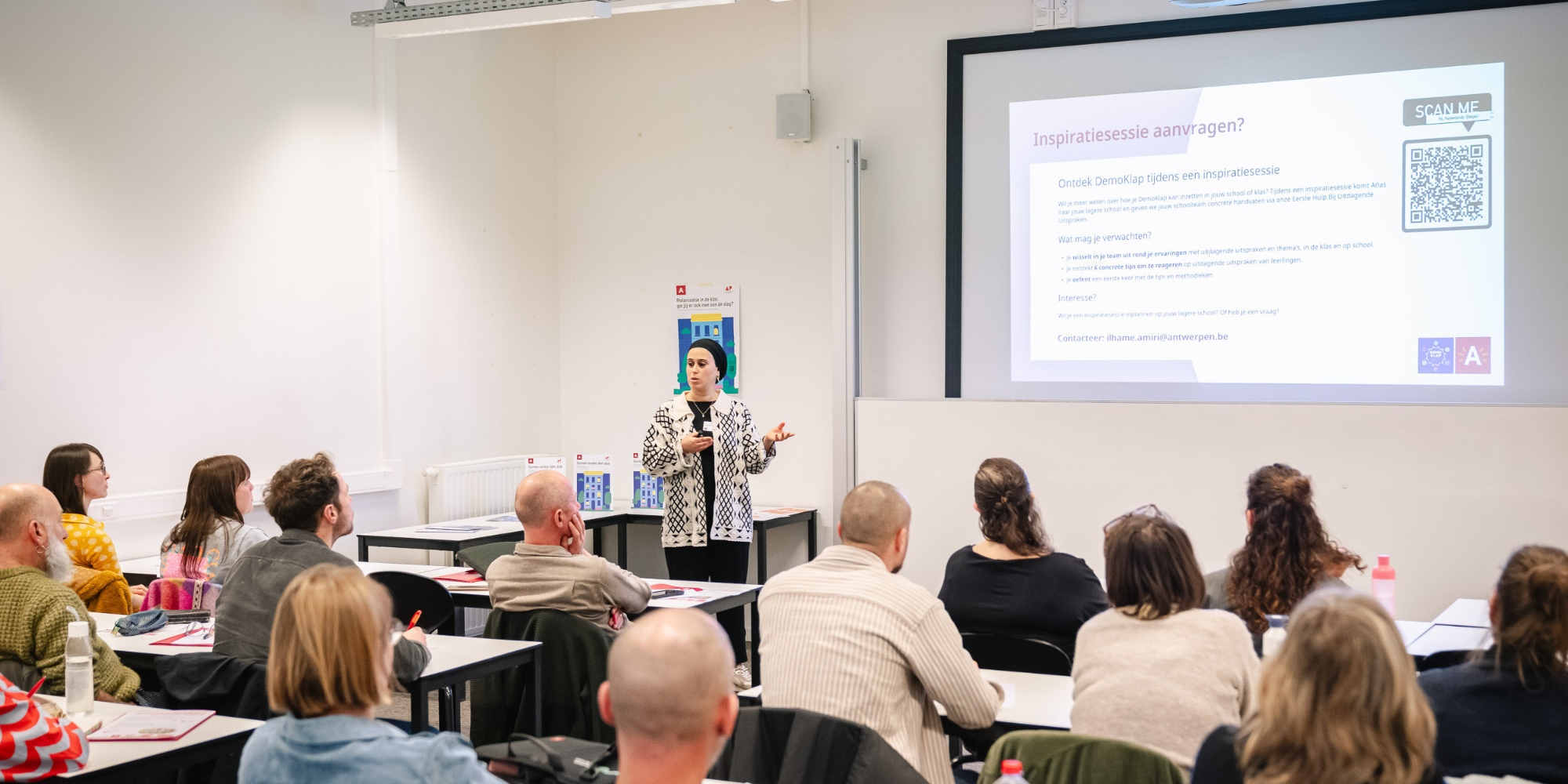 Iemand presenteert voor een publiek