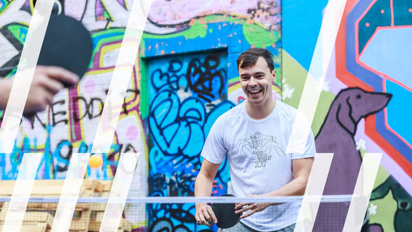 Lachende man speelt tafeltennis