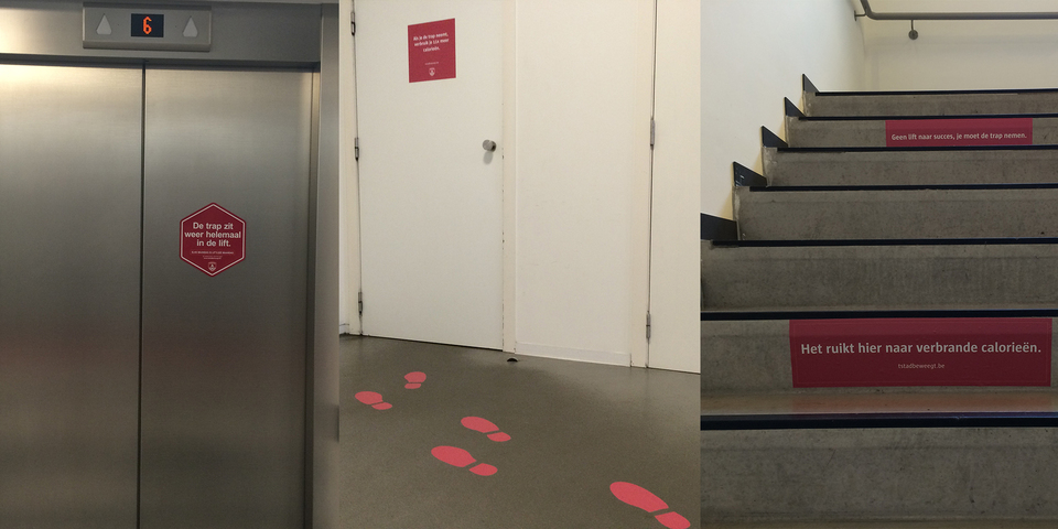 Stickers op de lift, de trap en de deur naar de traphal sporen aan om de trap te nemen