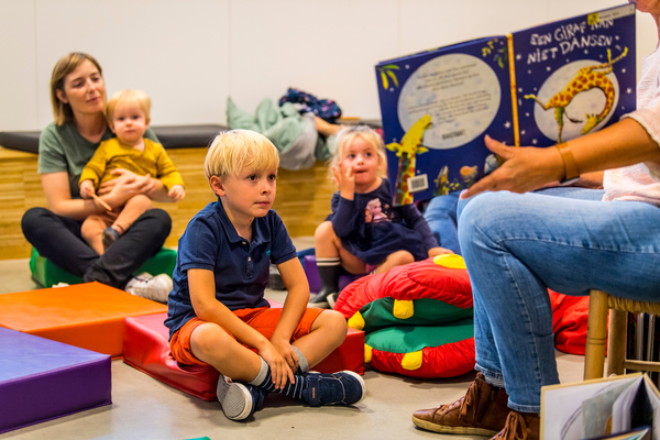 Kinderen tijdens het voorleesuurtje in de bibliotheek