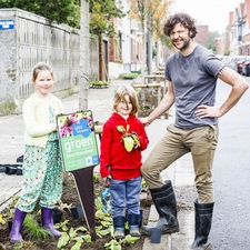 Bewoners van de Eenheidsstraat verfraaien de grasstroken in hun straat met planten van Groenbouwers