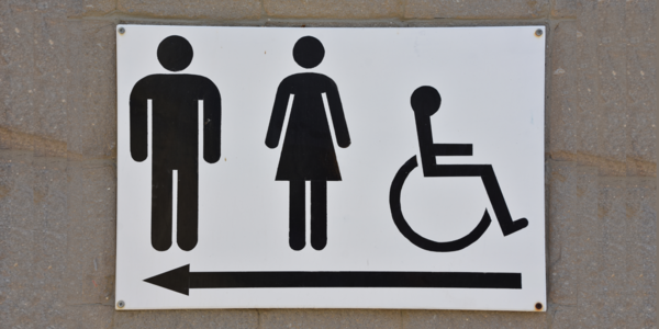 Wegwijzer met pictogrammen van toilet