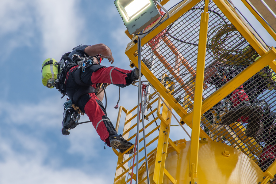 Brandweerman aan een stelling