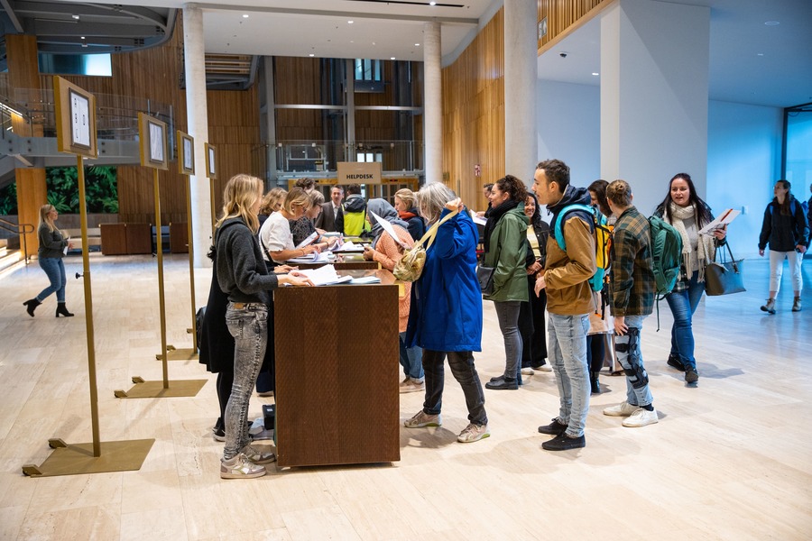 Deelnemers komen aan op de studiedag.
