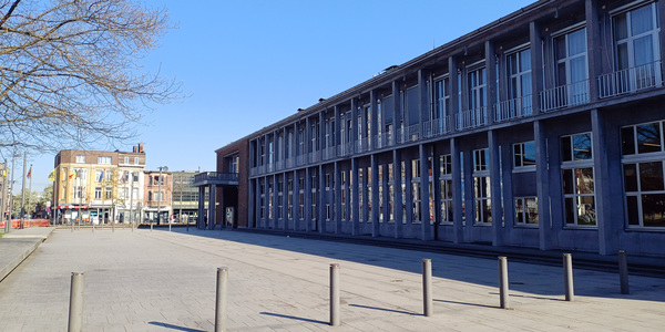 Het Burgemeester Jozef Nolfplein voor het districtshuis van Merksem.