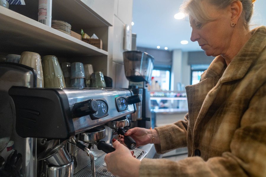 Monique maakt een koffie