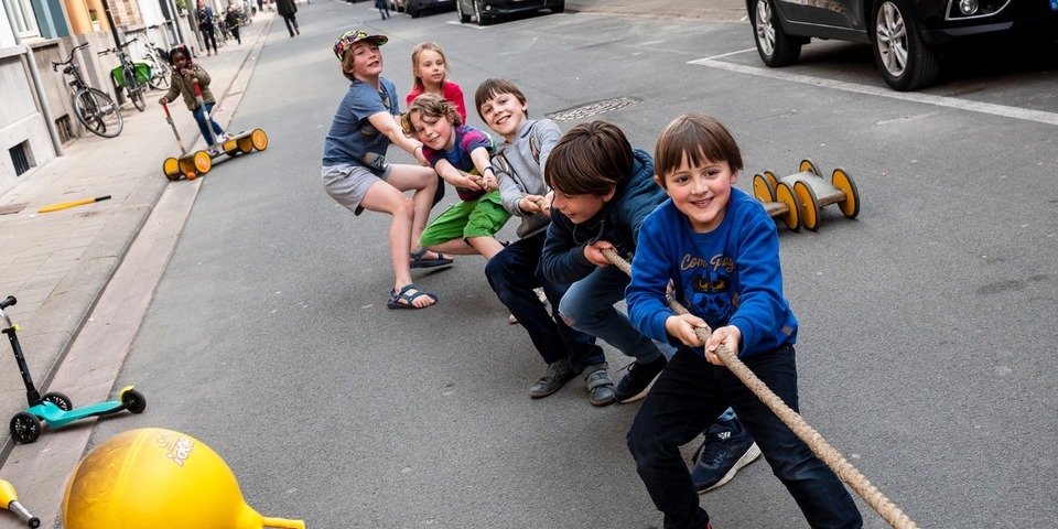 Foto van kinderen die touwtrekken in een speelstraat