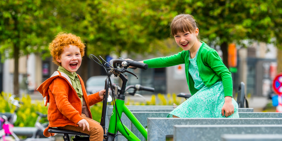 2 kinderen zitten op een fiets 2 kinderen zitten op een fiets