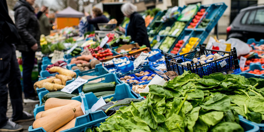 Foto van groentekraam op de markt Gitschotellei bij artikel over verhuis woensdagmarkt Borgerhout van de Gitschotellei naar de Vosstraat en Lodewijk van Berkenlaan. Foto van groentekraam op de markt Gitschotellei bij artikel over verhuis woensdagmarkt Borgerhout van de Gitschotellei naar de Vosstraat en Lodewijk van Berkenlaan.