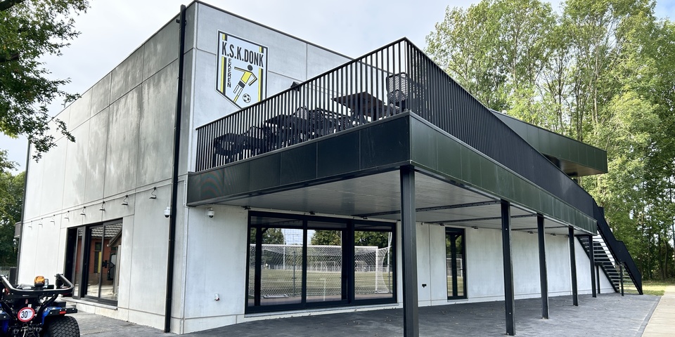 Zicht op het nieuwe clubhuis van voetbalclub KSK Ekeren Donk