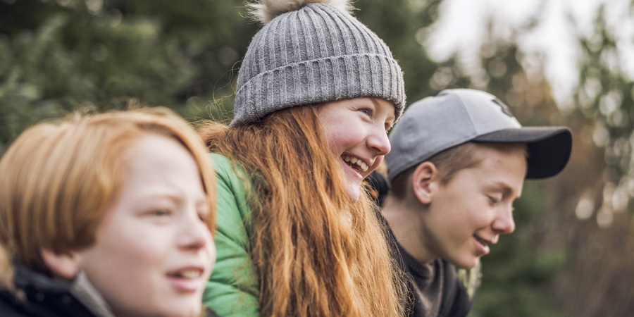 Kinderen in een bos