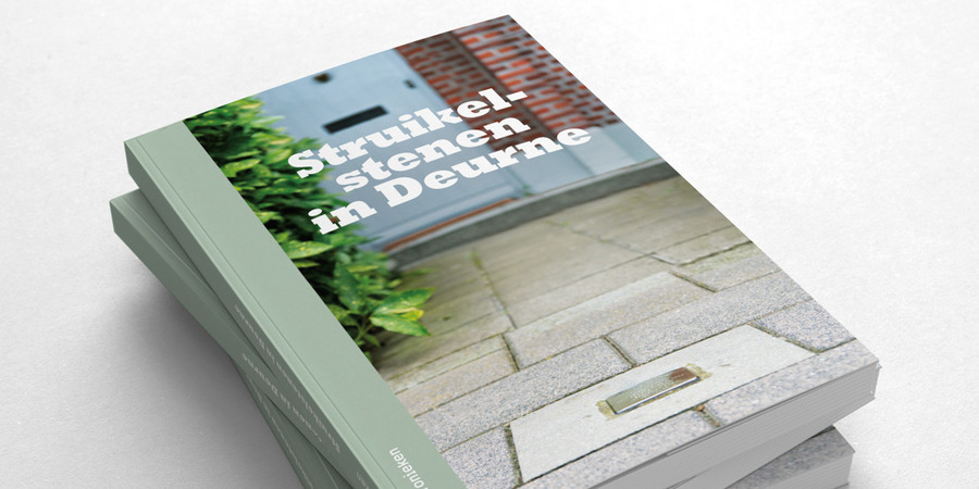 Drie boeken van "Struikelstenen in Deurne" op elkaar gestapeld Drie boeken van "Struikelstenen in Deurne" op elkaar gestapeld