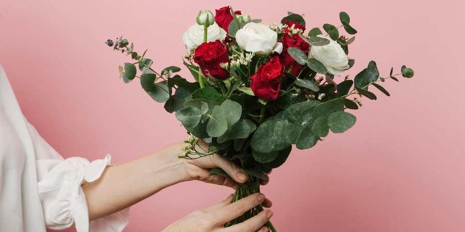 Bloemen overhandigen