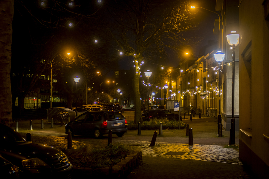 Berchemse straat in de schemer, versierd met lichtslingers