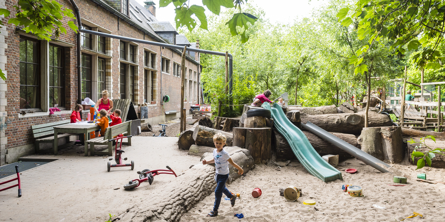 De speelplaats van stedelijke basisschool Kosmos De speelplaats van stedelijke basisschool Kosmos