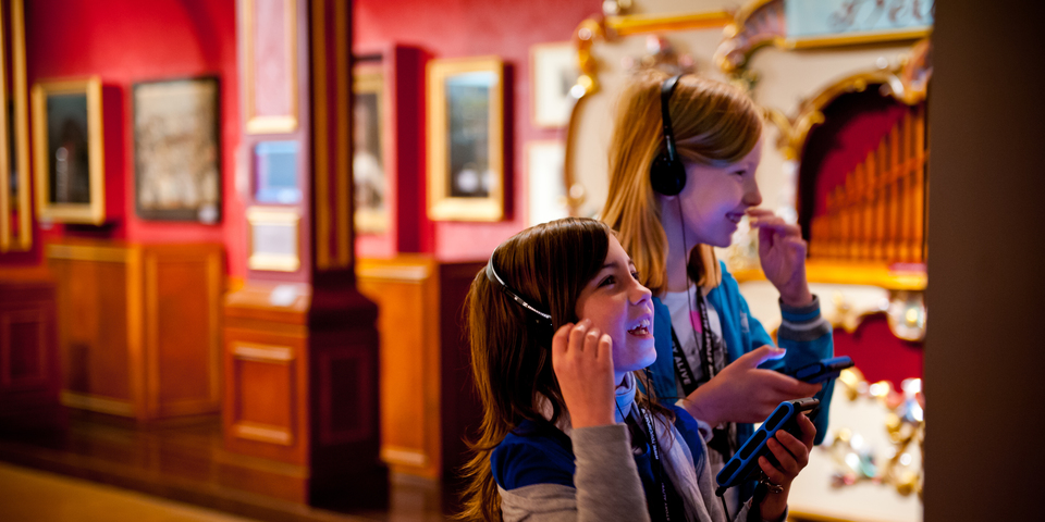 Kinderen in Museum Vleeshuis, muziekmuseum in Antwerpen