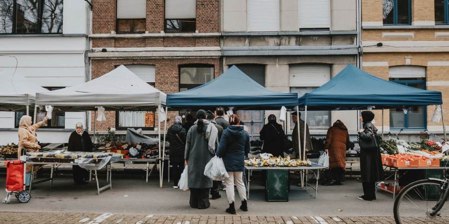 De markt in de De Villegasstraat De markt in de De Villegasstraat