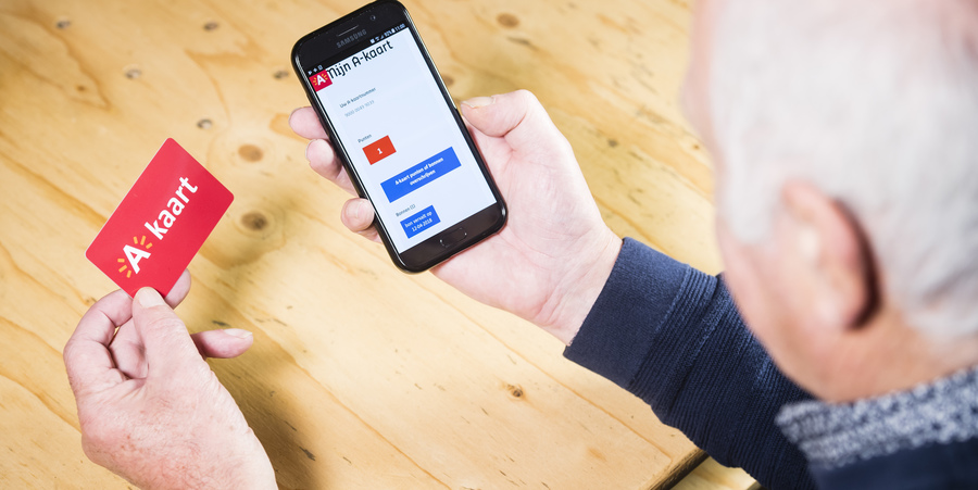 Man bekijkt puntensaldo A-kaart op smartphone Man bekijkt puntensaldo A-kaart op smartphone