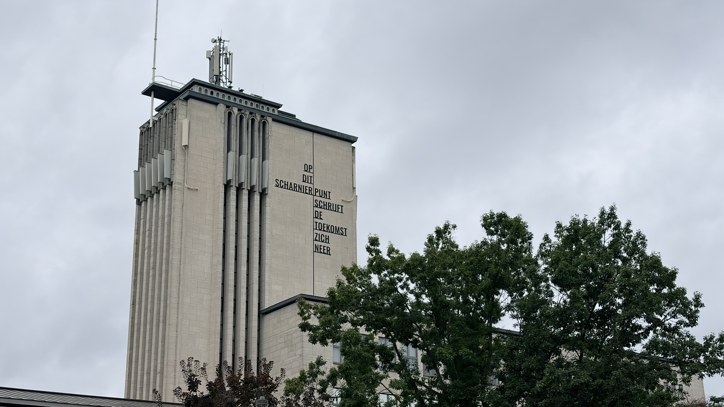 De strofe op de toren van het districtshuis