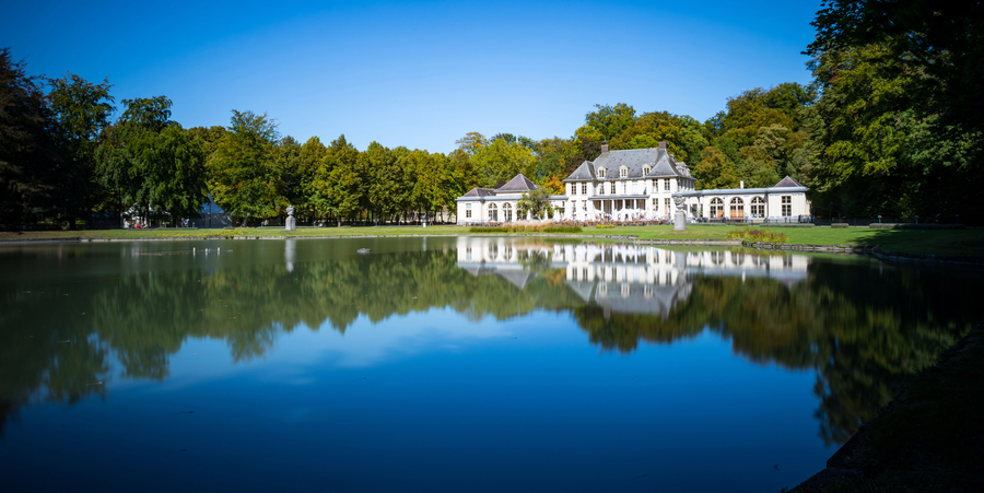 Panoramabeeld van een kasteel aan het water in het Rivierenhof. Panoramabeeld van een kasteel aan het water in het Rivierenhof.