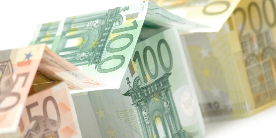 Kaartenhuisjes van geld