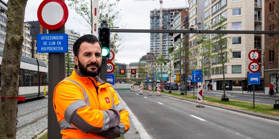 Kenny, leidingevende toezicht bij de Verkeersdienst, staat aan de vernieuwde Leien Kenny, leidingevende toezicht bij de Verkeersdienst, staat aan de vernieuwde Leien