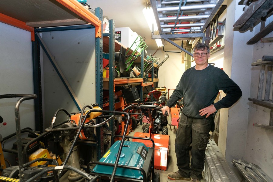 Peter naast enkele verhuurmachines