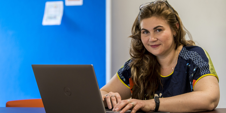 vrouw aan het werk op een laptop