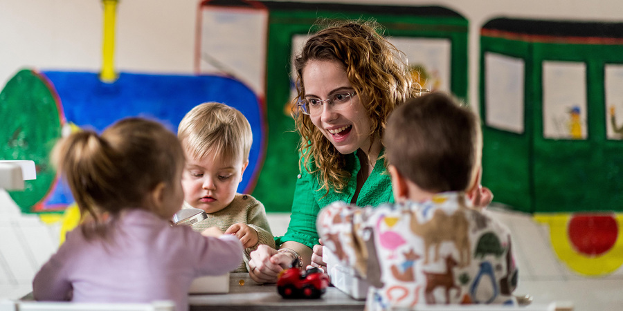 Een onthaalouder speelt met 3 kinderen. Een onthaalouder speelt met 3 kinderen.