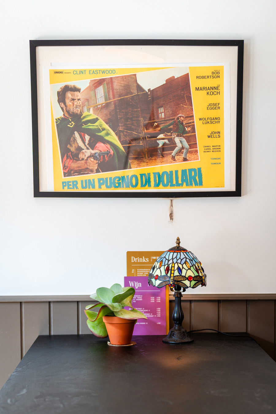 Tafel met Tiffanylamp en affiche
