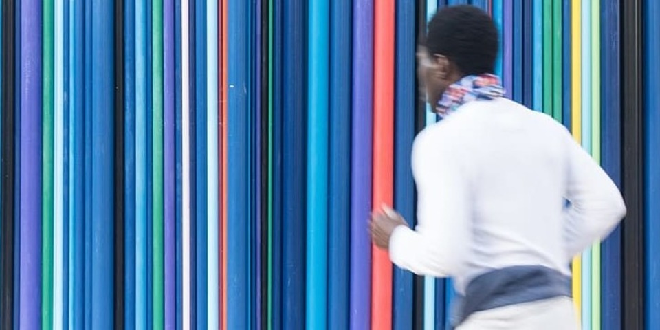 Persoon voor een gekleurde achtergrond met strepen